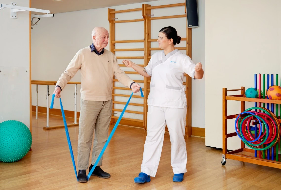 <span class="text-blue">Especialistas en el servicio y el cuidado</span> de quien más quieres